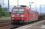 185 157-5 hat einen Leerzug DB-Oberbaustoffwagen vom Typ Slps am Haken, 02.09.10 Kurzhalt im Bhf.