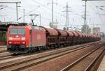 185 180-7 f�hrt nach erfolgtem Personalwechsel mit einem Ganzzug Sch�ttgutwagen mit Schwenkdach im Bhf.
