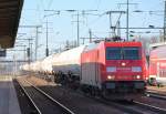 185 257-3 mit einem Kesselwagenzug (haupts�chlich Druckgasskesselwagen), 07.03.11 Bhf.