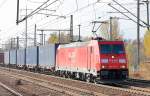185 277-1 mit Containerzug f�hrt zum Pausieren mit Personalwechsel im Bhf.
