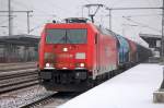 185 211-0 mit Ganzzug gedeckter Sch�ttgutwagen bei der Ausfahrt Bhf.