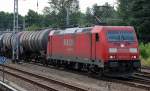 185 273-0 mit Kesselwagenzug Richtung Nordosten, 01.07.13 Berlin-Springpfuhl.