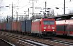 185 239-1fährt mit Containerzug zum Personalwechsel mit längerer Pause im Bhf.