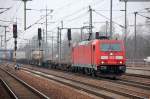 185 212-8 fährt mit einem nur gering beladenen Containerzug zu einer längeren Pause im Bhf.