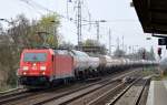 185 248-2 mit langem Kesselwagenzug Richtung Schwedt am 04.04.14 Berlin-Karow.