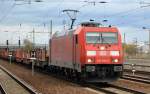 185 293-6 mit einem Leerzug Drehgestell-Flachwagen am 09.11.15 Bhf.