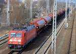 185 220-1 mit Ganzzug gedeckter Schüttgutwagen am 17.02.16 Berlin-Springpfuhl.