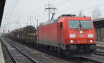 185 232-6 mit einem langen gemischten Güterzug am 06.12.16 Durchfahrt Bf.