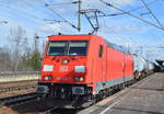 185 215-1 mit Kesselwagenzug nach Personalwechsel bei der Abfahrt Bf.