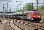 185 298-7 mit einem Ganzzug Autotransportwagen mit fabrikneuen Toyota bei der Durchfahrt im Bhf.