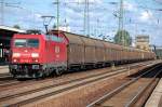 185 285-4 mit einem Ganzzug DB Schiebewandwagen Typ Hbbills 311 bei der Durchfahrt im Bhf.