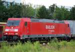 185 289-6 mit einem Containerzug bei der Durchfahrt im Bhf.