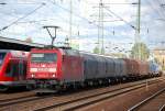 185 292-0 mit einem gemischten G�terzug bei der Durchfahrt im Bhf.