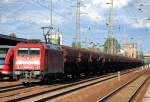 185 238-3 hatte ich einige zeit vor dieser Aufnahme bereits auf Leerfahrt ersp�ht, hier mit Ganzzug offener Sch�ttgutwagen bei der Durchfahrt im Bhf.