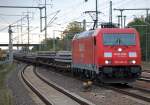 185 245-8 mit einem Ganzzug Oberbaustoffwagen mit Fertiggleisteilen bei der Durchfahrt im Bhf.