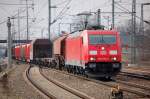 185 352-2 mit einem gemischten G�terzug bei der Durchfahrt im Bhf.