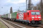 Nicht 100 %&acute;tig scharf (schade), trotzdem eine �berraschung Mittags auf die 185 399-3 mit dem bekannten Seitenlogo mit einem Ganzzug Taschenwagen mit HANGARTNER + DB SCHENKER LKW Aufliegern an