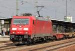 185 374-6 mit einem Containerzug (fast unbeladen) bei der Durchfahrt im Bhf.