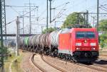 185 354-8 mit einem Ganzzug Kesselwagen f�hrt zum Kurzhalt im bhf.