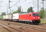 185 338-1 mit einem Ganzzug Taschenwagen f�hrt im Bhf.