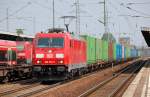 185 378-7 mit einem Containerzug bei der Durchafhrt im Bhf.