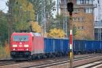 185 387-8 mit Ganzzug offener G�terwagen der PKP-Cargo bei der Durchfahrt im Bhf.