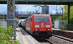 185 360-5 mit Kesselwagenzug bei der Durchfahrt im Bhf.