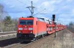 185 375-3 mit PKW-Transportzug mit fabrikneuen VW-Caddy beladen bei der Durchfahrt Bhf.