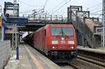 185 381-1 mit einem Ganzzug mit Schwenkdach-Schüttgutwagen (Düngemittel) am 09.02.17 Bf.