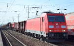 185 303-5 mit langem gemischten Güterzug am 03.03.17 Bf.
