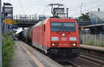 185 358-9 mit Kesselwagenzug am 10.08.17 Durchfahrt Bf.