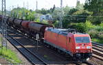 185 384-5 mit Ganzzug Schüttgutwagen (leer) am 17.05.17 Berlin-Springpfuhl.