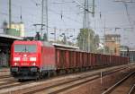 185 345-6 mit Ganzzug offener G�terwagen bei der Durchfahrt im Bhf.