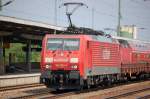 Hier noch von Nahem, 189 060-7 mit Leerzug Drehgestellflachwagen am 06.06.11 Bhf.