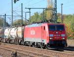 Noch mal etwas n�her 189 055-7 am 13.10.11 mit Containerzug bei der Durchfahrt im Bhf.