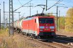 189 002-9 f�hrt mit einem Kesselwagenzug zum Kurzhalt mit Personalwechsel im Bhf.