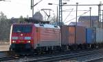 189 011-0 f�hrt zum Personalwechsel mit Containerzug im Bhf.