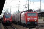 189 058-1 mit einem G�terzug f�r Stahlcoils bei der Durchfahrt im Bhf.