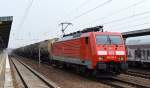 189 056-5 mit Kesselwagenzug bei der Durchfahrt Bhf.