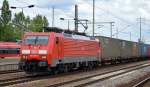 189 059-9 mit Containerzug bei der Durchfahrt Bhf.