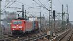 189 020-1 mit Containerzug unterquert die Bahntrasse zum Berliner Hbf.