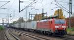 189 060-7 mit Containerzug fährt zum Kurzhalt mit Personalwechsel im Bhf.