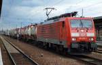 189 055-7 mit Containerzug am 09.11.15 Bhf.