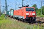 189 015-1 mit Containerzug am 18.07.15 Bhf.