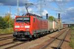 189 011-0 mit Containerzug am 27.09.15 Durchfahrt Bhf.