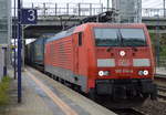 189 014-4 mit KLV-Zug (LKW WALTER Trailer) am 15.11.17 Durchfahrt BF.