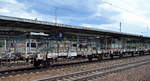 Flachwageneinheit der DB Schenker Rail Automotive GmbH mit der Nr. 25 RIV 80 D-DB 4354 025-5 Laadrs 557 am 26.05.17 Bf. Flughafen Berlin-Schönefeld.
