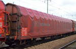 Drehgestell-Flachwagen mit Planenverdeck der DB mit der Nr. 31 RIV 80 D-DB 3553 036-5 Rins 655 am 21.02.17 Bf. Flughafen Berlin-Schönefeld.