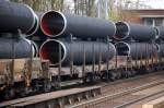 Drehgestellflachwagen mit Gro�r�hren beladen am 06.04.11 Berlin-Karow.