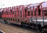 Drehgestell-Flachwagen mit Rungen und Niederbindeeinrichtung der DB vom Typ Rbns 646.1 der aktuellsten Version (in Polen gebaut) in einem gemischten G�terzug, 15.02.12 Bhf.